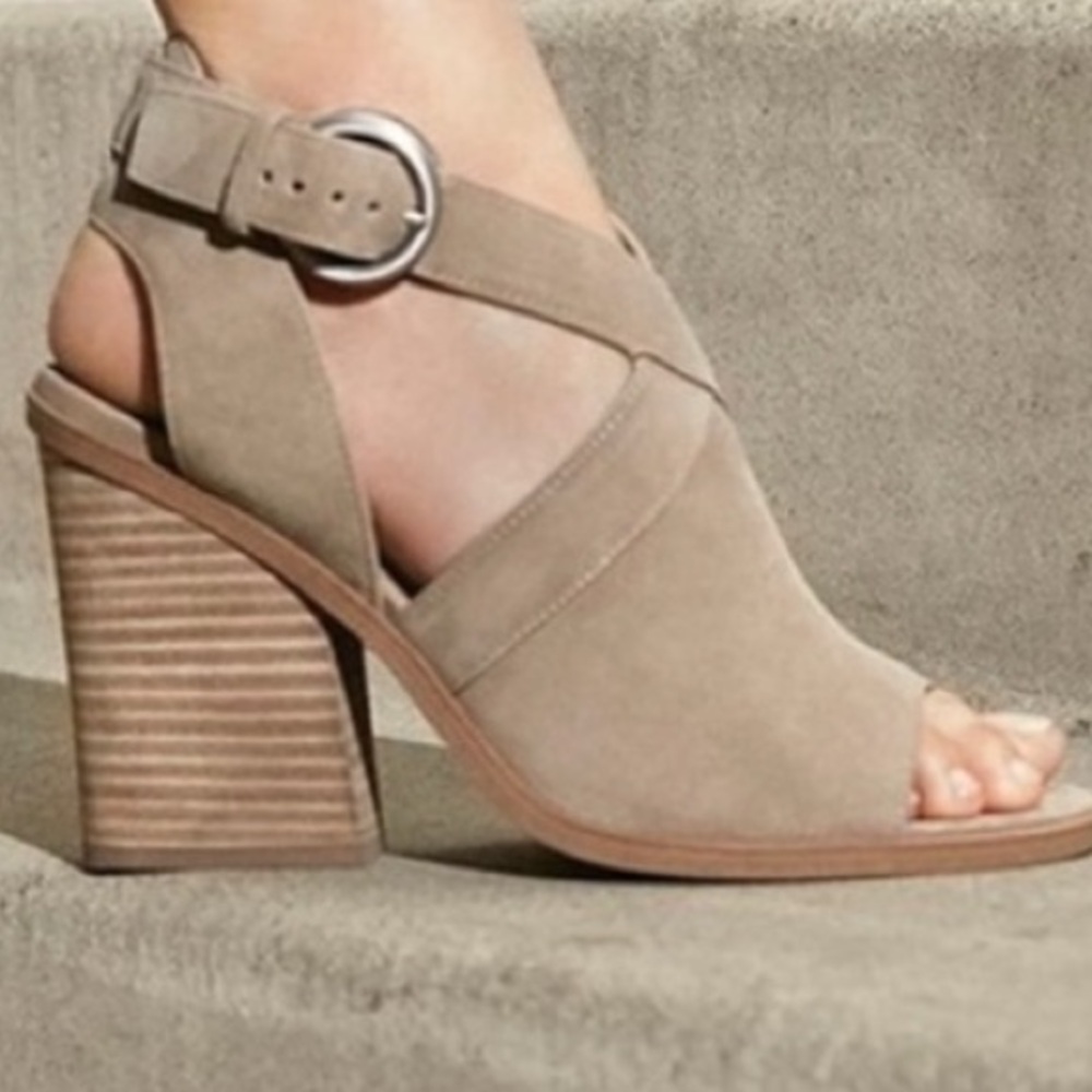 Beautiful fun Marc Fisher medium Tan all around sandal